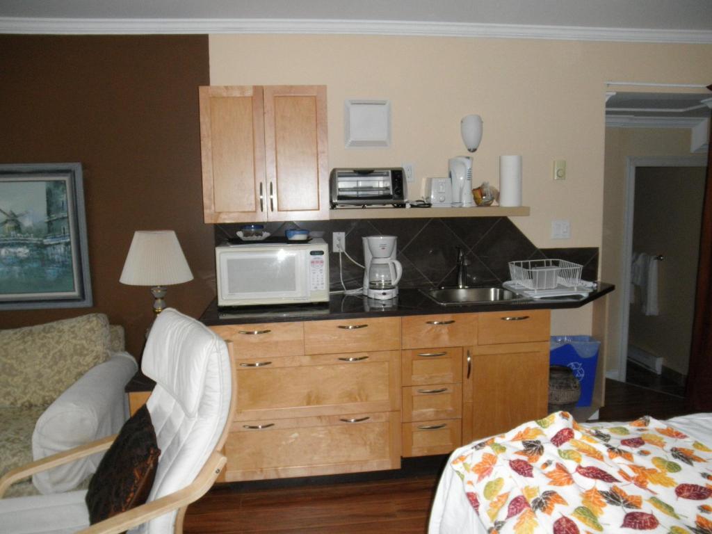 Above The Inlet Hotel Sechelt Room photo