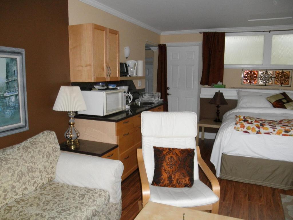 Above The Inlet Hotel Sechelt Room photo