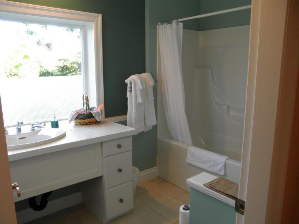 Above The Inlet Hotel Sechelt Room photo