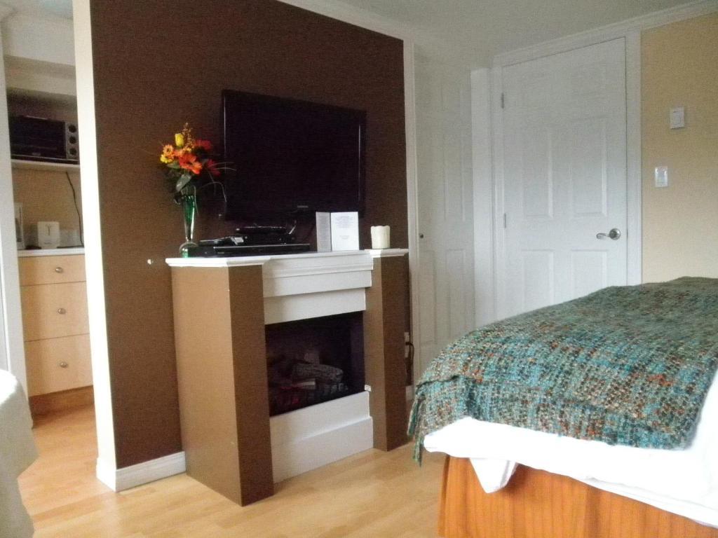 Above The Inlet Hotel Sechelt Room photo