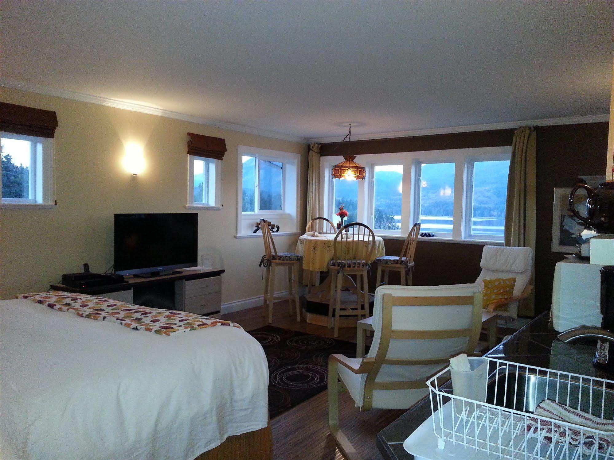 Above The Inlet Hotel Sechelt Exterior photo