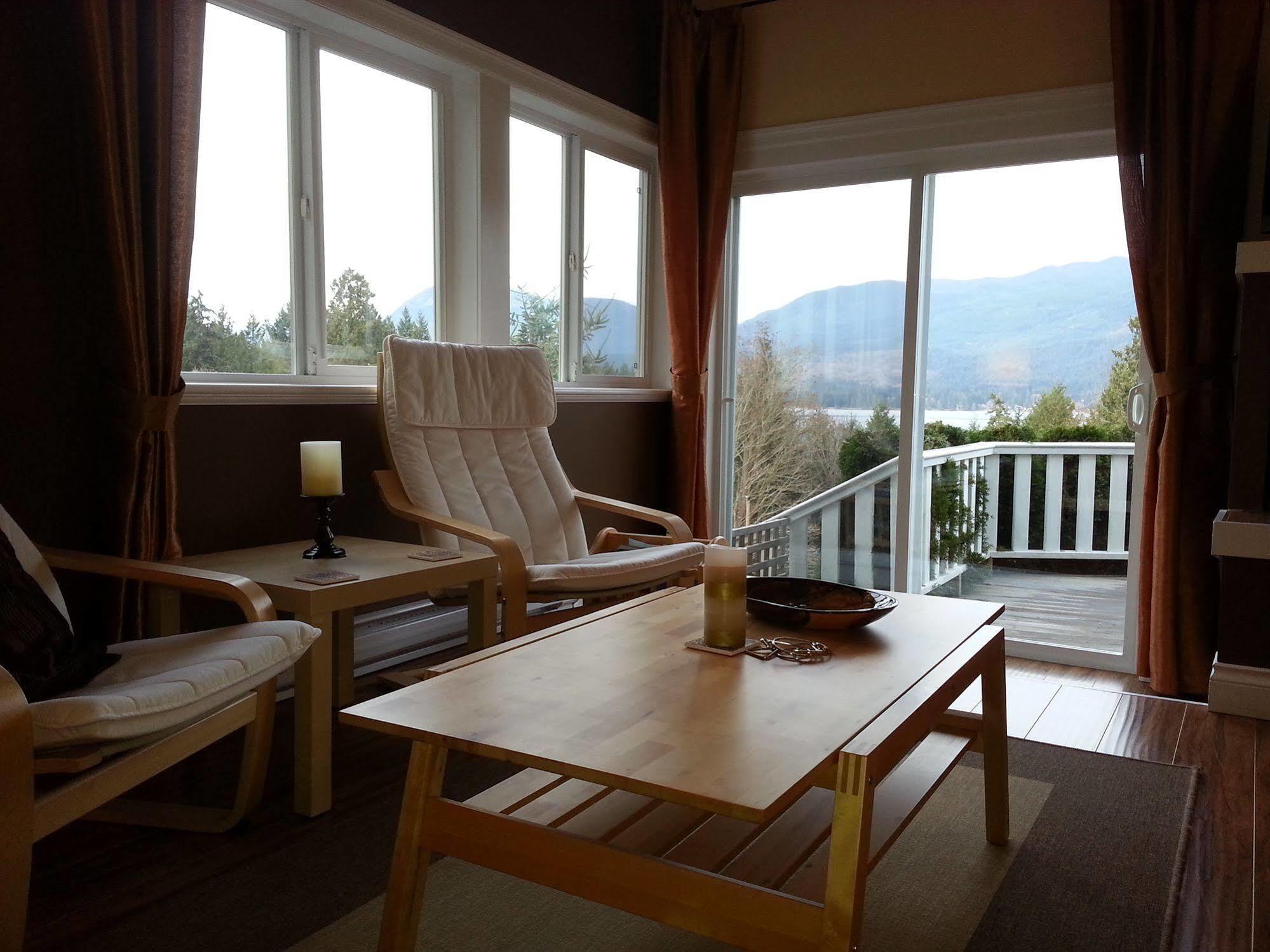 Above The Inlet Hotel Sechelt Exterior photo